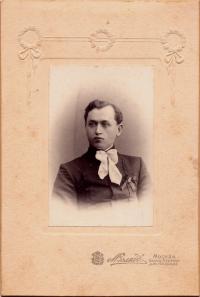 фотография молодого человека, нагрудный знак с лирой период 1909 год.